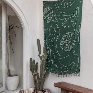 Tapiz de Monstera Verde Bosque: Arte de pared bohemio (rayón claro)