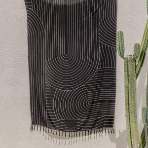 Schwarzer Rayon-Sarong, natürlich gefärbter Wandteppich, Boho-Wandbehang – 66 x 42 cm, tragbarer Schal, handgefertigt in Bali Bild 1