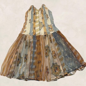 Könnte beinhalten: Ein Kleid im Vintage-Stil mit einem einzigartigen Muster. Das Oberteil hat vertikale Streifen in Creme, Gelb und Blau mit sternartigen Motiven. Der Rock ist ein fließender, durchsichtiger Stoff in Braun- und Cremetönen, der einen geschichteten Effekt erzeugt. Das Kleid hat einen Neckholder-Ausschnitt.