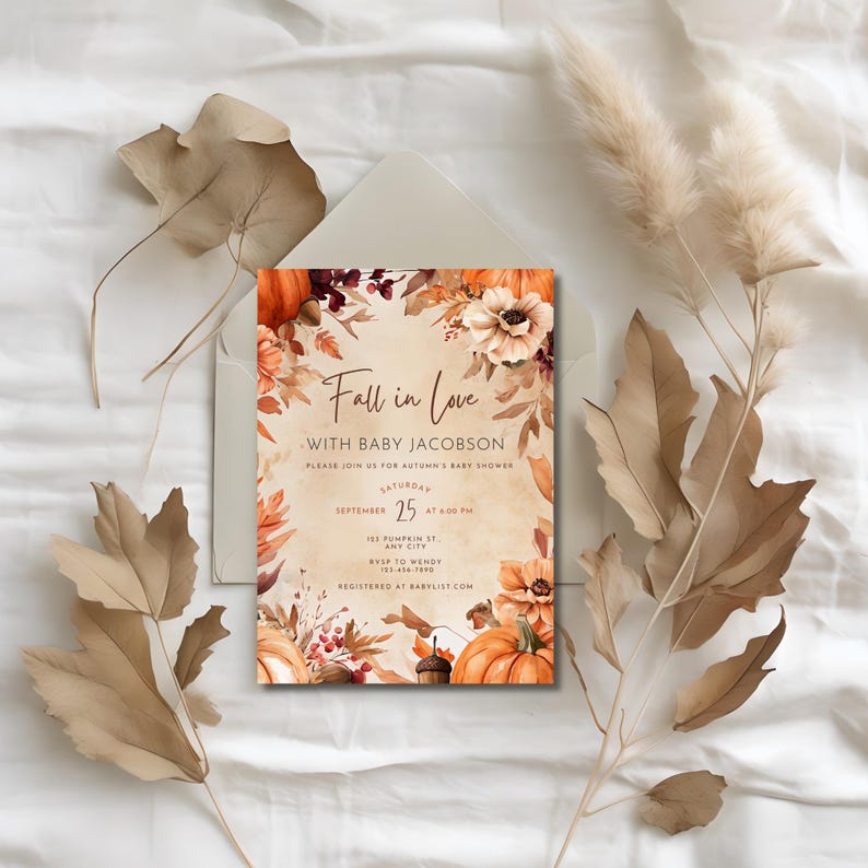 Puede incluir: Una invitaci&oacute;n para un baby shower con el texto "Fall in Love with Baby Jacobson". El dise&ntilde;o presenta calabazas, flores y follaje en acuarela en tonos naranja, marr&oacute;n y crema. La invitaci&oacute;n est&aacute; sobre un fondo neutro con hojas secas.
