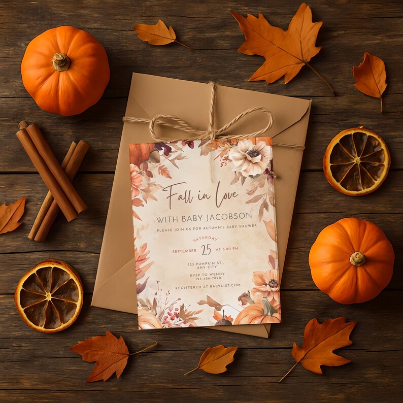 Puede incluir: Una invitaci&oacute;n a un baby shower con tem&aacute;tica oto&ntilde;al con el texto "Fall in Love with Baby Jacobson". La invitaci&oacute;n est&aacute; rodeada de calabazas, hojas de oto&ntilde;o, palitos de canela y rodajas de naranja secas sobre una superficie de madera.