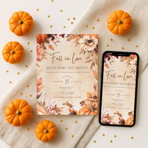 Puede incluir: Una invitaci&oacute;n a un baby shower con tem&aacute;tica oto&ntilde;al con el texto "Fall in Love with Baby Jacobson". El dise&ntilde;o presenta calabazas, elementos florales y la fecha del 25 de septiembre. Un smartphone muestra la misma invitaci&oacute;n.