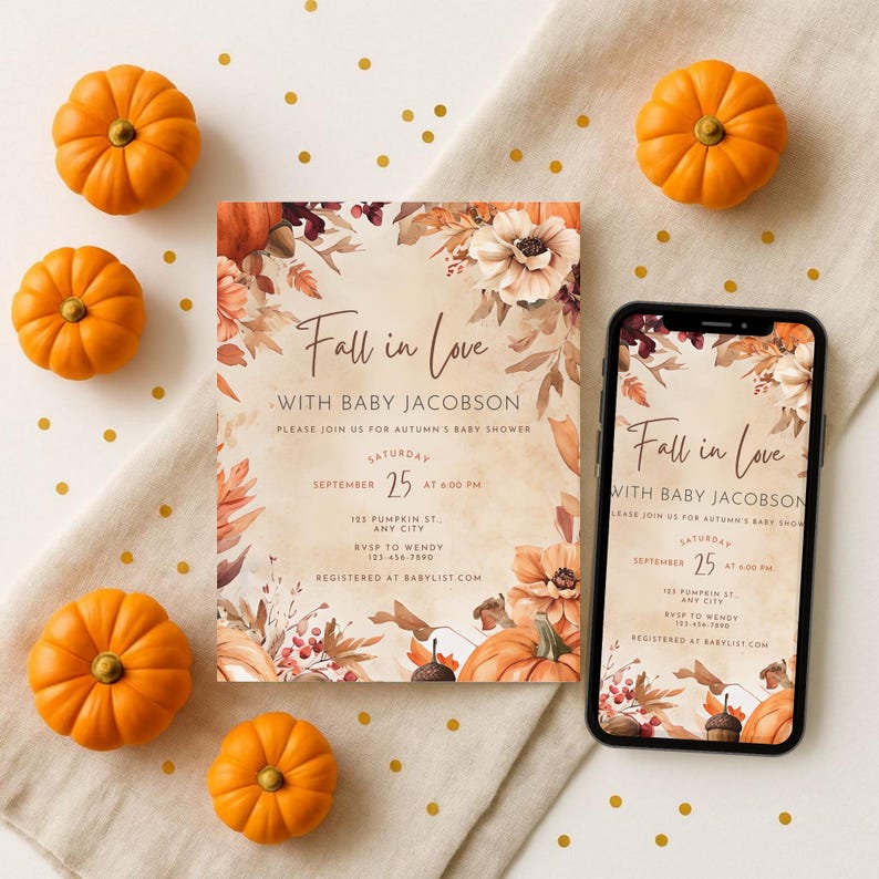 Puede incluir: Una invitaci&oacute;n a un baby shower con tem&aacute;tica oto&ntilde;al con el texto "Fall in Love with Baby Jacobson". El dise&ntilde;o presenta calabazas, elementos florales y la fecha del 25 de septiembre. Un smartphone muestra la misma invitaci&oacute;n.