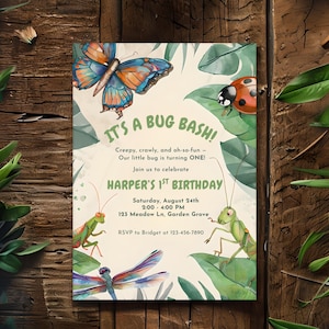 Könnte beinhalten: Eine Geburtstagseinladung mit Insekten-Motto. Die Einladung zeigt Illustrationen eines Schmetterlings, eines Marienkäfers, einer Libelle und Heuschrecken. Der Text lautet "It's a Bug Bash!" und enthält Party-Details für Harpers 1. Geburtstag.