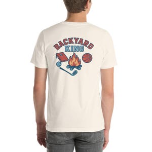 Koszulka Backyard King | Koszulka golfowa Retro | Koszulka Vintage Dad | Koszulka Backyard Cookout | Koszulka Grill Master | Styl amerykański lat 90. | Prezent dla taty