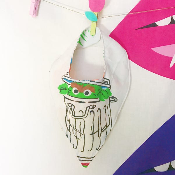 Bavoir pour bébé Sesame Street Bandana doté d’Oscar le style vintage de grincheux recyclé
