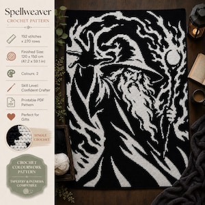 Può includere: Uno schema per uncinetto in bianco e nero intitolato Spellweaver che raffigura un mago con una lunga barba e un bastone. I dettagli includono 192 punti per 270 righe, una dimensione finita di 120 per 150 cm e l'uso di due colori.