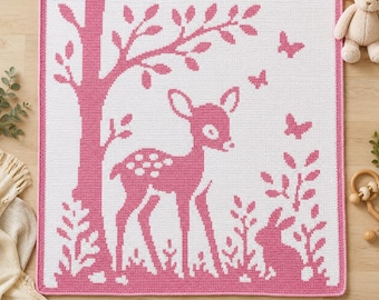 Puede incluir: Una manta de bebé de ganchillo blanca y rosa con un ciervo rosa, un árbol, mariposas y un conejo. La manta tiene un borde rosa y mide aproximadamente 91 cm cuadrados.