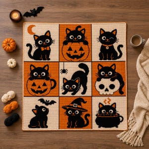 Peut inclure: Une couverture carrée au crochet présentant une grille de neuf panneaux avec des chats noirs dans diverses scènes sur le thème d'Halloween, incluant des citrouilles, un crâne, un chapeau de sorcière, un chaudron et une araignée, en orange, noir et crème.