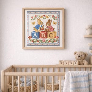Patrón de punto de cruz con el alfabeto de Peter Rabbit • Arte mural infantil con el alfabeto de conejos (descarga en PDF)