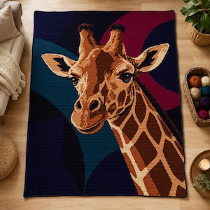 Puede incluir: Una manta de ganchillo rectangular que presenta la cabeza y el cuello detallados de una jirafa en tonos marrón, bronceado y crema. El fondo consiste en formas geométricas abstractas superpuestas en azul marino, verde azulado y magenta.