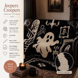Pode incluir: Um padrão de crochê em preto e creme intitulado Jeepers Creepers apresentando um fantasma, uma escada, um lustre e um retrato emoldurado. Os detalhes incluem 280 pontos por 384 carreiras, um tamanho final de 140 por 160 cm e duas cores.