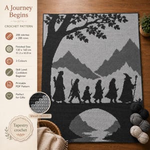 Könnte beinhalten: Eine Häkelanleitung mit dem Titel A Journey Begins, die ein Wandteppich-Design mit einer Gruppe von sechs Figuren zeigt, die unter einem großen Baum vor Bergen wandern. Die fertige Größe beträgt 130 x 160 cm bei 208 Maschen und 288 Reihen.