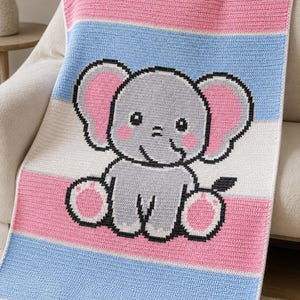Könnte beinhalten: Handgefertigte Babydecke aus Häkelarbeit mit einem grauen Elefantenmuster und rosa Wangen. Die Decke hat abwechselnde Streifen in Rosa, Blau und Weiß. Der Elefant hat große Ohren und einen freundlichen Ausdruck.