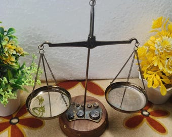 Antike Messing-Waage - Vintage Apotheker Dekor mit Gewichten