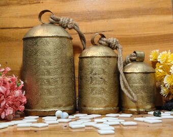 Sinos rústicos indianos em forma de vaca, sinos vintage dourados em latão com design gravado, decoração boho para jardim, sino grande para presente, arte de parede.