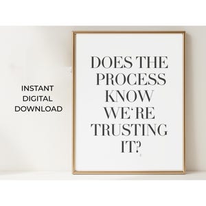 Op de afbeelding: Een ingelijste print met de tekst "DOES THE PROCESS KNOW WE'RE TRUSTING IT?" in zwart, gecentreerd op een witte achtergrond. De lijst is goudkleurig. De woorden "INSTANT DIGITAL DOWNLOAD" staan aan de linkerkant.