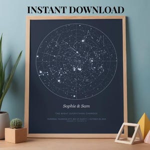 Può includere: Una stampa incorniciata con una mappa stellare con il testo "Sophie & Sam" e "The Night Everything Changed". La stampa è in una cornice di legno e include la data 28 ottobre 2025 e la località Tauranga, Tauranga City, Bay of Plenty. Le parole "INSTANT DOWNLOAD" sono in alto.