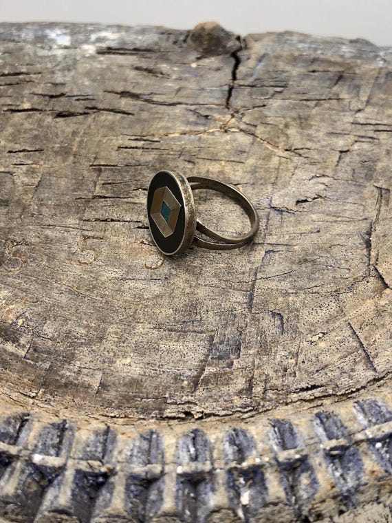 Interesting optic art inlay ring - image 2