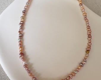 Collier Long Fait Main - Perles Délicates Marron Sur Chaîne - 130 Cm - Style Flottant - Neuf