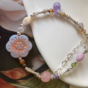 Bracelet romantique vintage à motif floral, bracelet en véritables perles de verre tchèques, bracelet à fleurs de lavande, style Fairycore, fait main