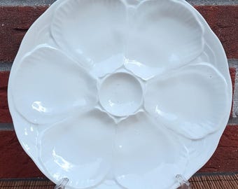 Élégante assiette à huîtres françaises blanche - Plat de service de fruits de mer en majolique Mid-Century