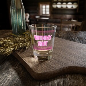Pink Glitter Birthday Schnapsglas: Girly Party Favor, 1,5 Unzen Trinkgeschirr