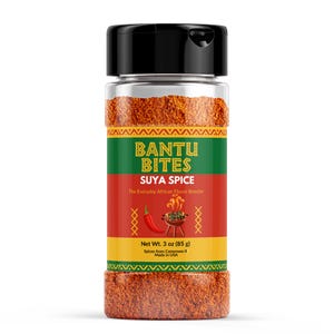 Peut inclure: Un pot d'épices transparent avec un couvercle noir, rempli d'une poudre rouge-orange. L'étiquette indique "Bantu Bites Suya Spice" avec un piment et un barbecue. Poids net : 85 g.