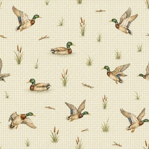 Puede incluir: Un patrón de tela que presenta patos reales en varias posturas, incluyendo volando y nadando, intercalados con ilustraciones de espadañas y pequeñas ramitas sobre un fondo beige claro con un sutil patrón de cuadrícula fina.