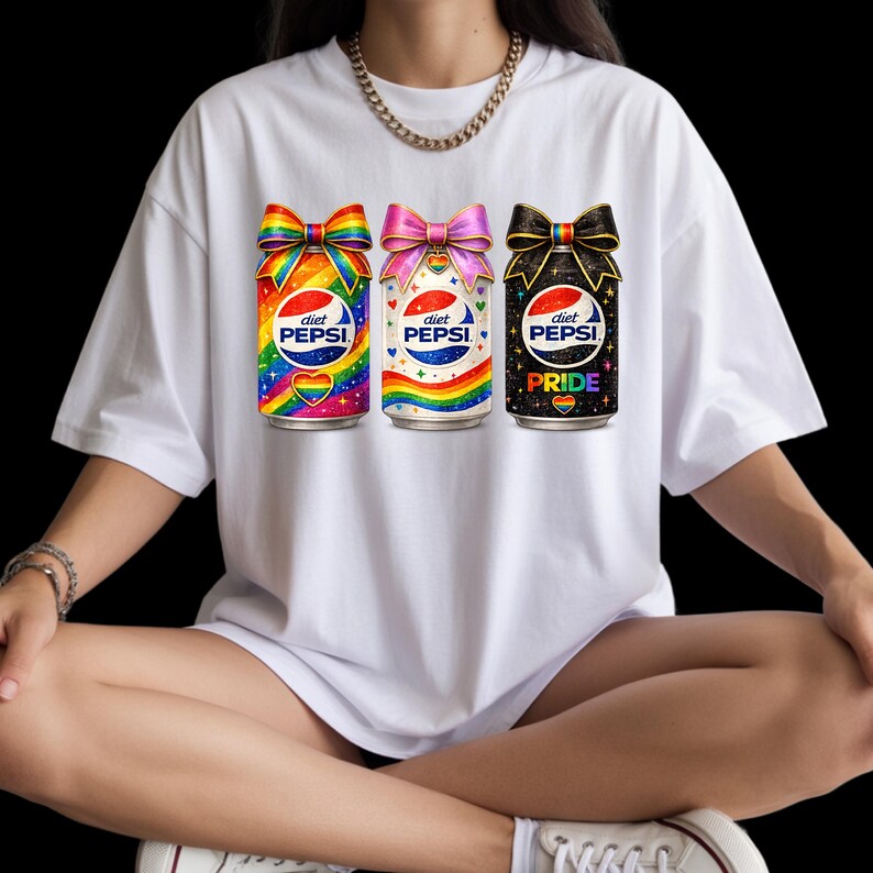 Pu&ograve; includere: T-shirt bianco con tre lattine di Diet Pepsi con design Pride. Le lattine presentano temi arcobaleno, rosa e neri, ognuna con un fiocco e un cuore. Un capo casual per tutti i giorni.