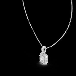 Może przedstawiać: Srebrny naszyjnik z kwadratową, wysadzaną diamentami zawieszką. Zawieszka zawieszona jest na delikatnym srebrnym łańcuszku na czarnym tle. Zawieszka ma kształt halo z dużym centralnym kamieniem.