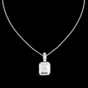Może przedstawiać: Srebrny naszyjnik z kwadratową zawieszką z przezroczystym, okrągłym kamieniem szlachetnym. Zawieszka jest osadzona w kwadratowej ramie i wisi na delikatnym łańcuszku. Tło jest czarne.