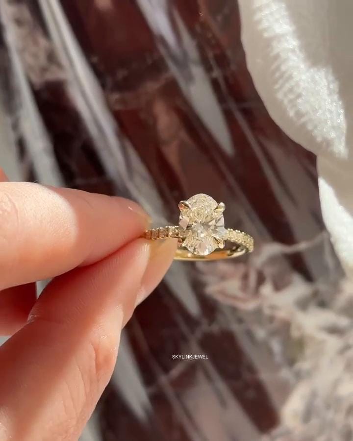 オーバルダイヤモンドリング　2ct イエローゴールド　モアサナイト オーバルダイヤモンドリング 2ct イエローゴールド モアサナイト 2