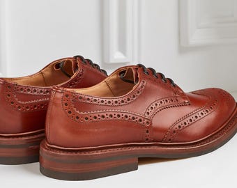 Zapatos de hombre Derby rojos con puntera de ala y cordones, estilo brogue.