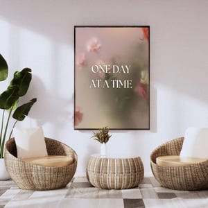 Arte de pared imprimible "Un día a la vez": cita minimalista de afirmación rosa, descarga digital de salud mental, decoración de autocuidado para el hogar o la oficina