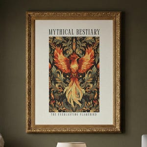 Könnte beinhalten: Ein gerahmtes Poster mit dem Text "MYTHICAL BESTIARY" und "THE EVERLASTING FLAMEBIRD" zeigt eine Phönix-Illustration in Rot-, Orange- und Goldtönen. Das Poster befindet sich in einem goldenen Rahmen und hängt über einem Holzschreibtisch mit einer Lampe und einem Computer.