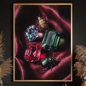 Puede incluir: Impresión enmarcada que presenta una naturaleza muerta de gemas y escarabajos. Las gemas son verde esmeralda, rojo rubí y azul zafiro. Dos escarabajos metálicos también están presentes sobre terciopelo rojo oscuro.