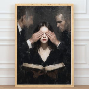 Puede incluir: Impresi&oacute;n art&iacute;stica enmarcada que representa a una mujer con los ojos cerrados, manos cubriendo sus ojos, y sosteniendo un libro abierto. Dos figuras vestidas de oscuro se sit&uacute;an a ambos lados. La obra tiene una est&eacute;tica oscura y melanc&oacute;lica.