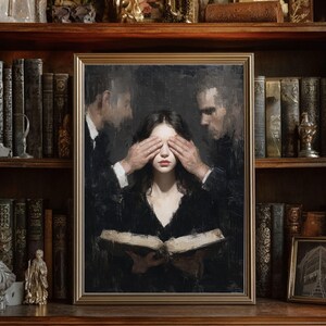 Puede incluir: Pintura al &oacute;leo enmarcada que representa a una mujer con los ojos cubiertos por dos figuras, sosteniendo un libro abierto. La obra de arte est&aacute; ambientada en un fondo de una estanter&iacute;a de madera llena de libros antiguos y objetos decorativos.