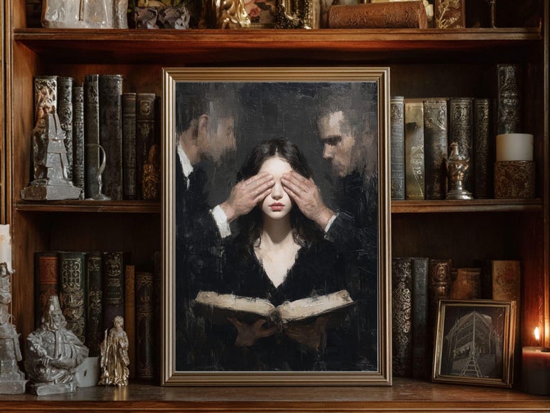 Puede incluir: Pintura al &oacute;leo enmarcada que representa a una mujer con los ojos cubiertos por dos figuras, sosteniendo un libro abierto. La obra de arte est&aacute; ambientada en un fondo de una estanter&iacute;a de madera llena de libros antiguos y objetos decorativos.