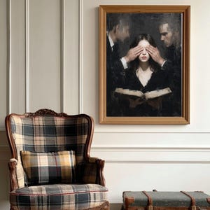 Puede incluir: Pintura al &oacute;leo enmarcada que representa a una mujer con los ojos cubiertos, sosteniendo un libro. Dos figuras la flanquean. Debajo, un sill&oacute;n a cuadros y un coj&iacute;n. Un ba&uacute;l vintage en el suelo.