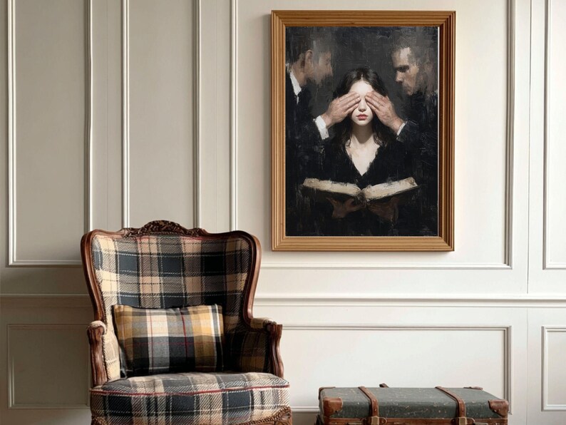 Puede incluir: Pintura al &oacute;leo enmarcada que representa a una mujer con los ojos cubiertos, sosteniendo un libro. Dos figuras la flanquean. Debajo, un sill&oacute;n a cuadros y un coj&iacute;n. Un ba&uacute;l vintage en el suelo.