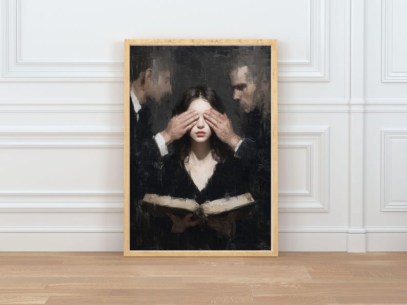 Puede incluir: Impresi&oacute;n art&iacute;stica enmarcada que representa a una mujer con los ojos cerrados, manos cubriendo sus ojos, y sosteniendo un libro abierto. Dos figuras vestidas de oscuro se sit&uacute;an a ambos lados. La obra tiene una est&eacute;tica oscura y melanc&oacute;lica.