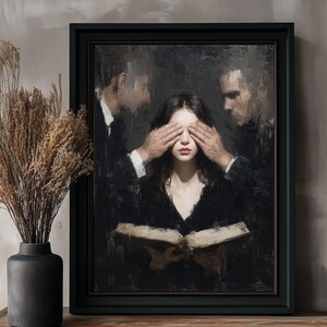 Puede incluir: Obra de arte enmarcada que representa a una mujer con los ojos cubiertos por manos. Dos figuras con trajes oscuros la flanquean. Sostiene un libro abierto. La pintura tiene una est&eacute;tica oscura y melanc&oacute;lica, con un marco negro y un jarr&oacute;n con plantas secas.