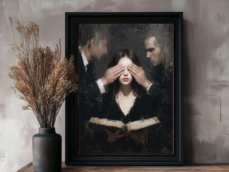 Puede incluir: Obra de arte enmarcada que representa a una mujer con los ojos cubiertos por manos. Dos figuras con trajes oscuros la flanquean. Sostiene un libro abierto. La pintura tiene una est&eacute;tica oscura y melanc&oacute;lica, con un marco negro y un jarr&oacute;n con plantas secas.