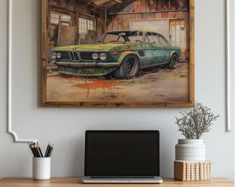Könnte beinhalten: Ein gerahmter Aquarelldruck eines Oldtimers in Teal und Grün in einer verwitterten Garage. Das Auto hat eine niedrige Silhouette und ist leicht verrostet. Die Garage hat Holzwände und einen Betonboden mit roten Flecken.