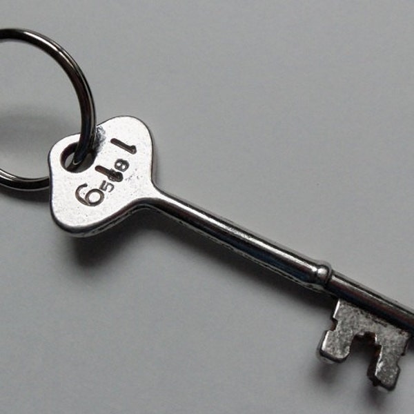 Vintage Hotel Skeleton Key Keychain