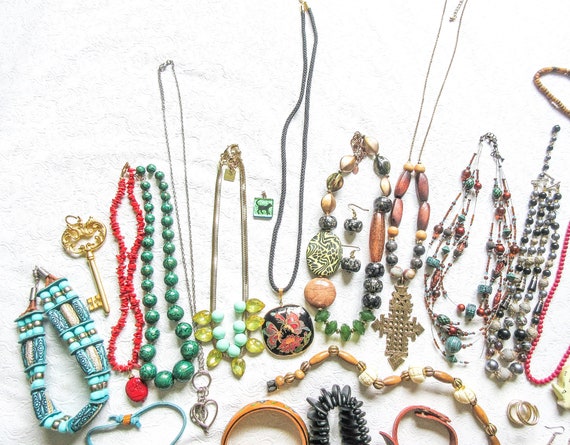 Costume Jewelry Lot 100 Vintage Necklaces, Bracel… - image 5