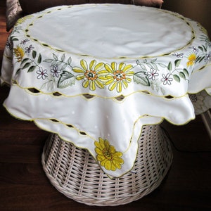 Square Round Table Cover, Embroidered Daisy Cutwork Applique, 33&quot; Vintage ON SALE