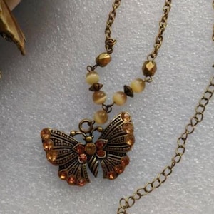 Collar con colgante de mariposa y cadena de cuentas de bronce vintage